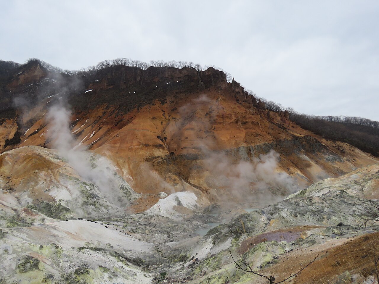 Steaming vents and sulfur deposits in Noboribetsu's Jigokudani (Hell Valley)