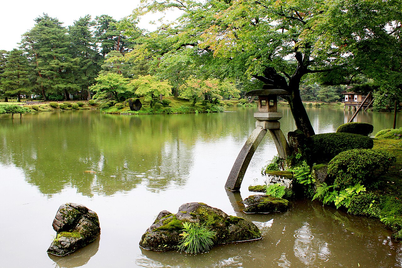 The iconic two-legged Kotoji-toro lantern at Kenroku-en Garden overlooking Kasumigaike Pond