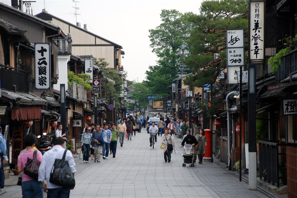 Hanami-koji Street in Gion, Kyoto, lit by traditional lanterns in the evening.