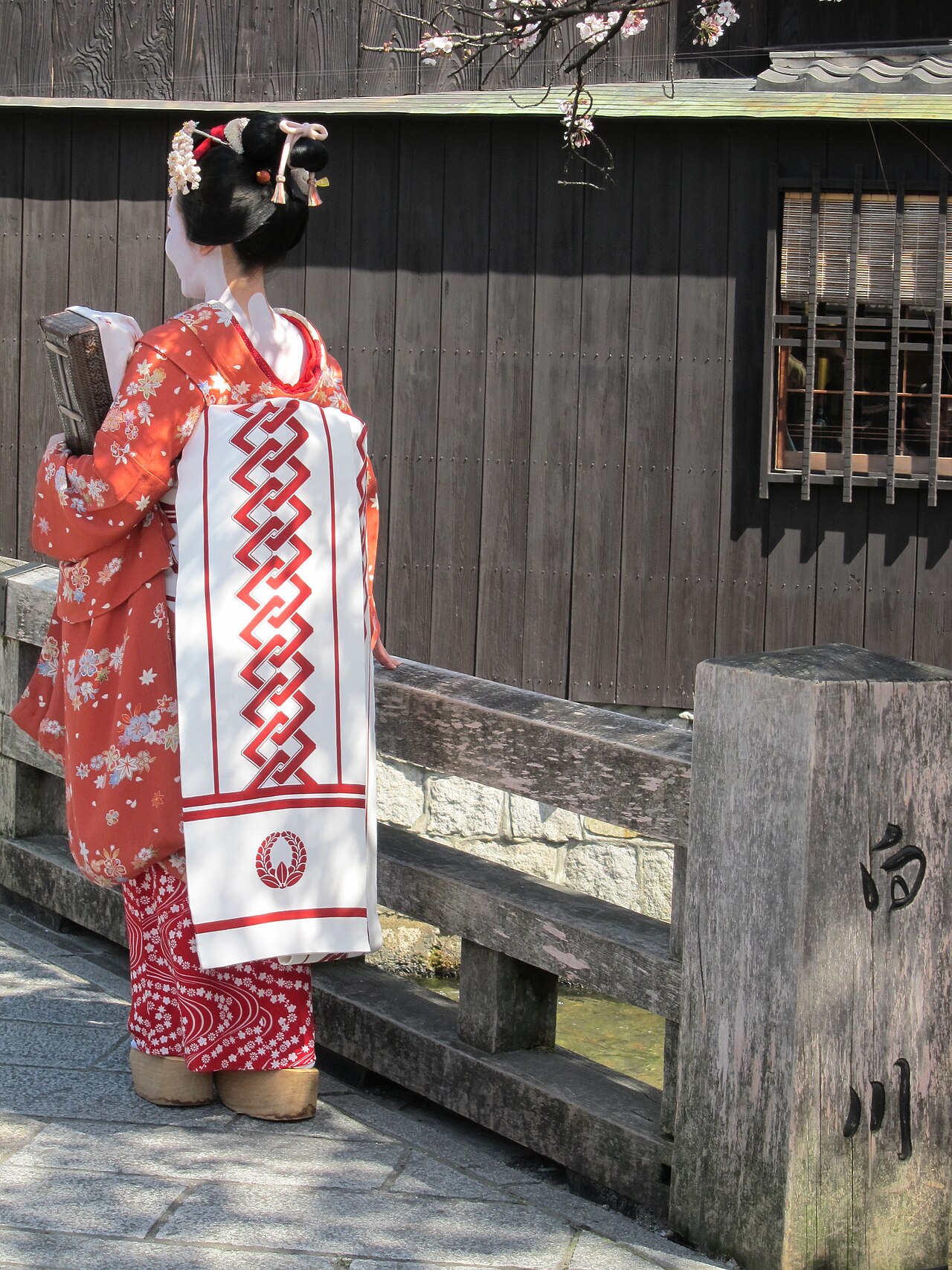 Scenic Shirakawa Area in Gion with a canal and willow trees.