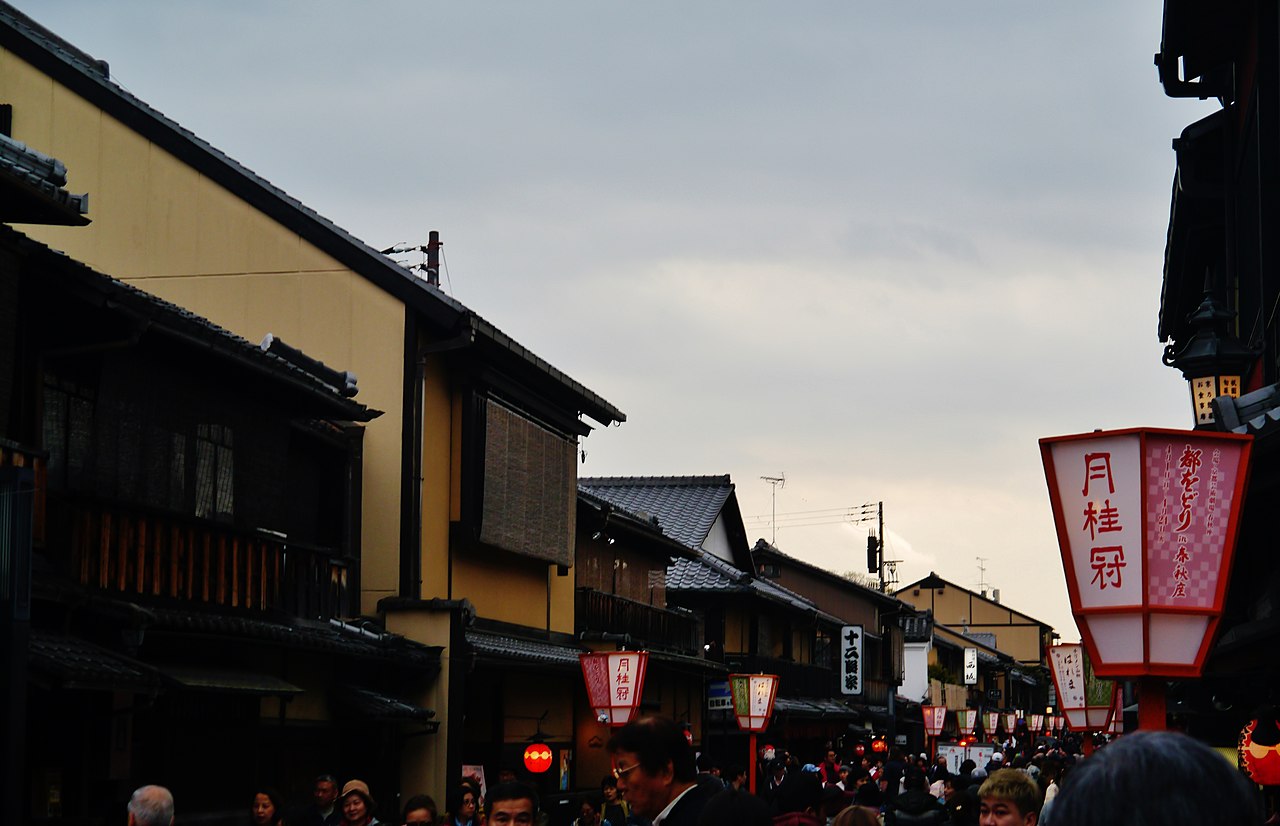 Traditional wooden machiya houses and lanterns on Hanamikoji Street in Gion, Kyoto