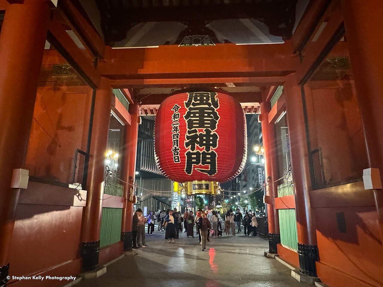 The iconic Kaminarimon Gate of Senso-ji Temple with its giant red lantern and guardian statues.